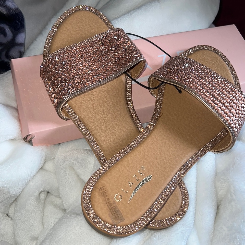 HONEY-62 RHINESTONE FLAT SANDAL
Women – Rose Gold (New never used )